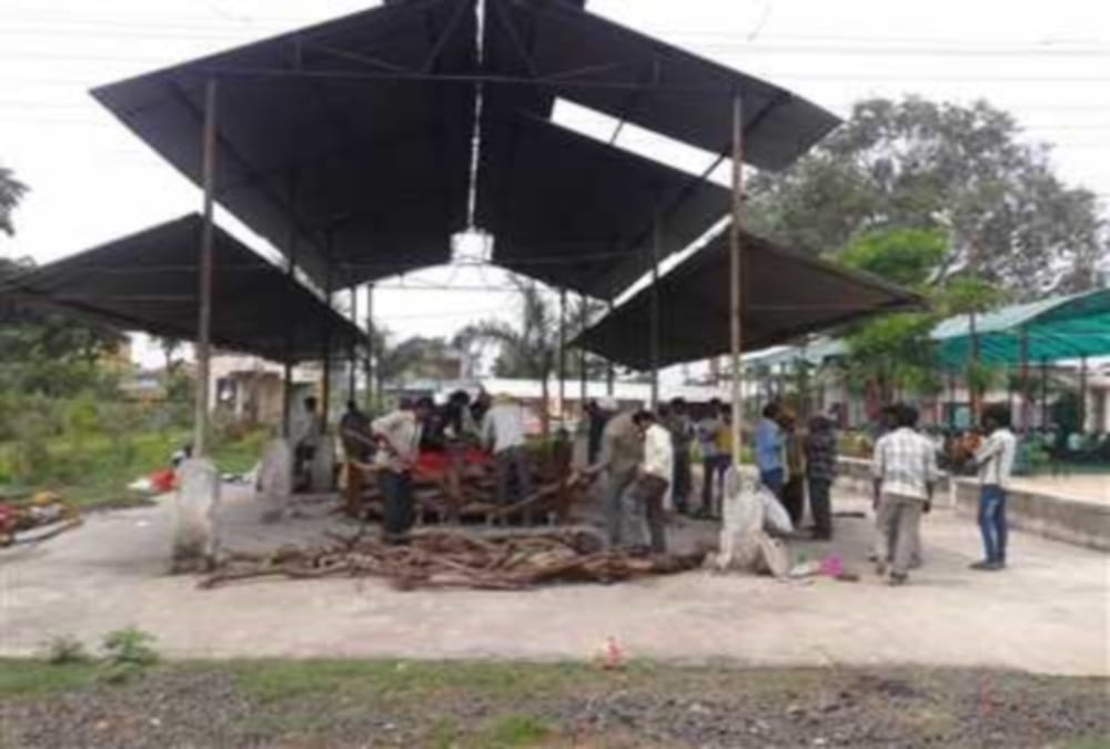 Bees attack on peoples in shamshan ghat during funeral