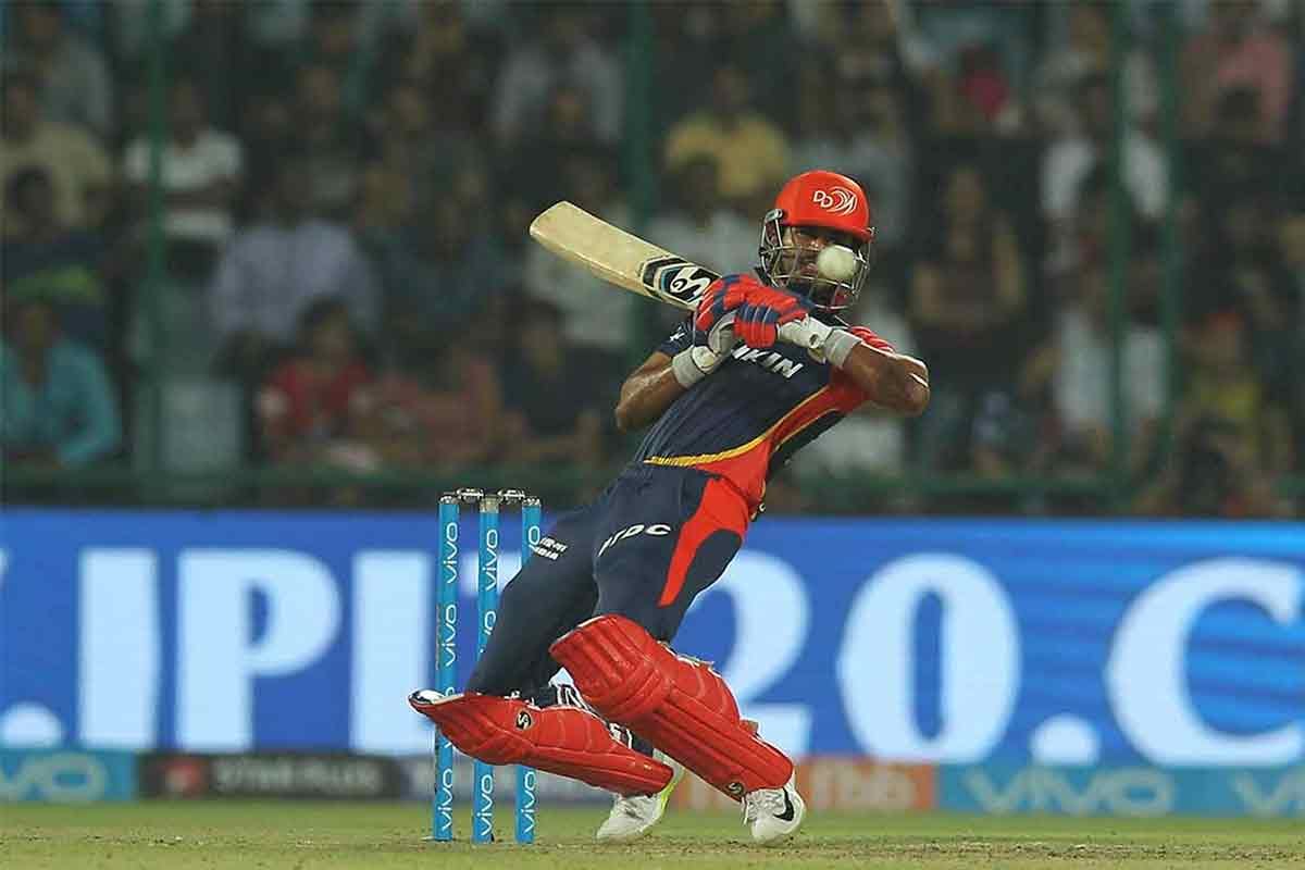 ms dhoni laugh on shreyas iyer toss during the ipl 2018 match