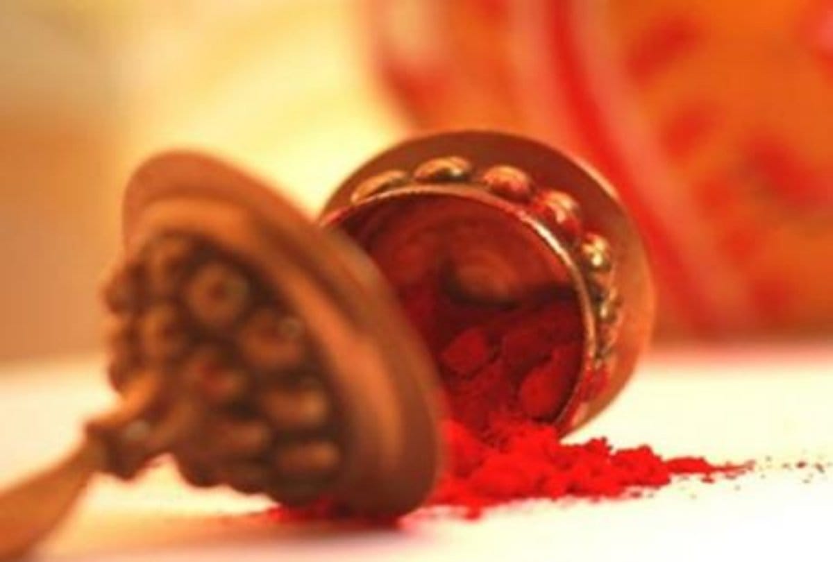 One sided lover puts sindoor in brides head at wedding ceremony