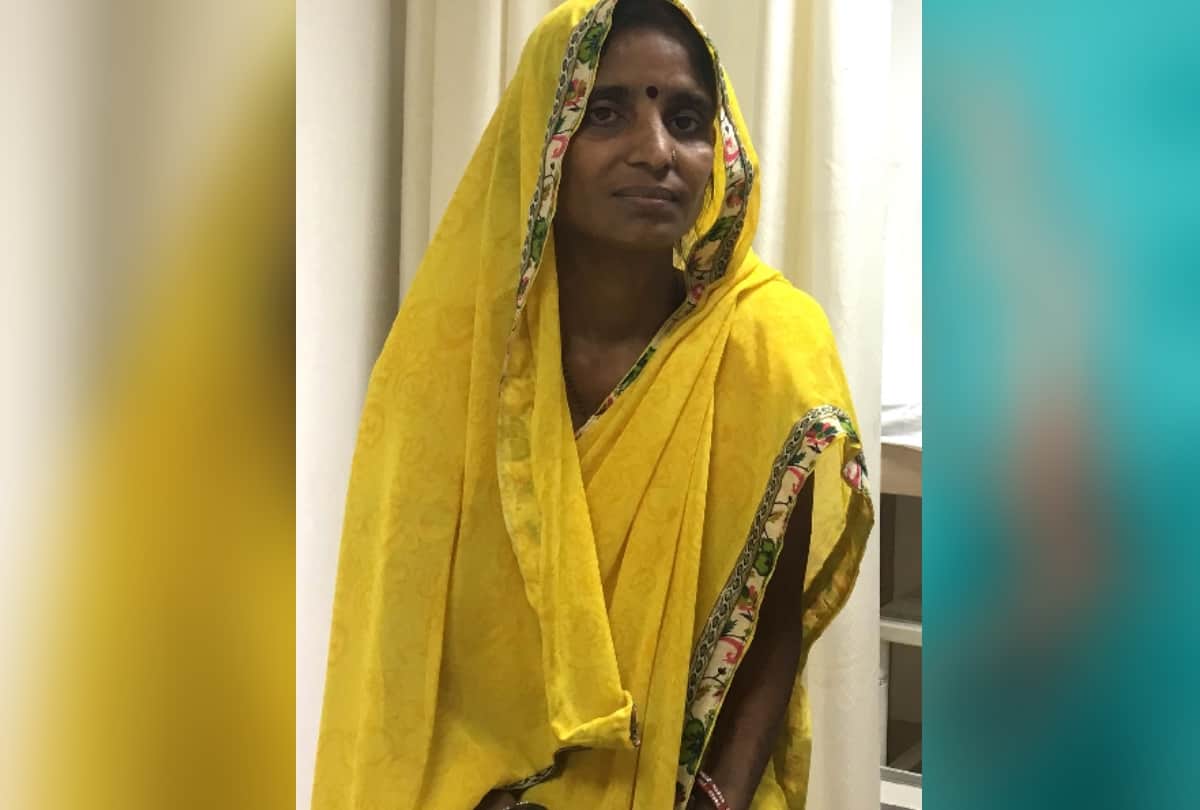 fourteen live round worm took out from bile duct of a woman in delhi by doctors