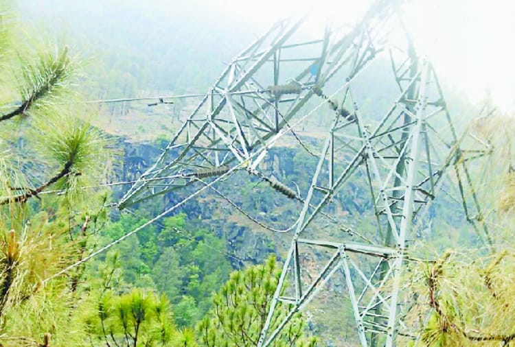 पेड़ गिरने से दो टावर क्षतिग्रस्त