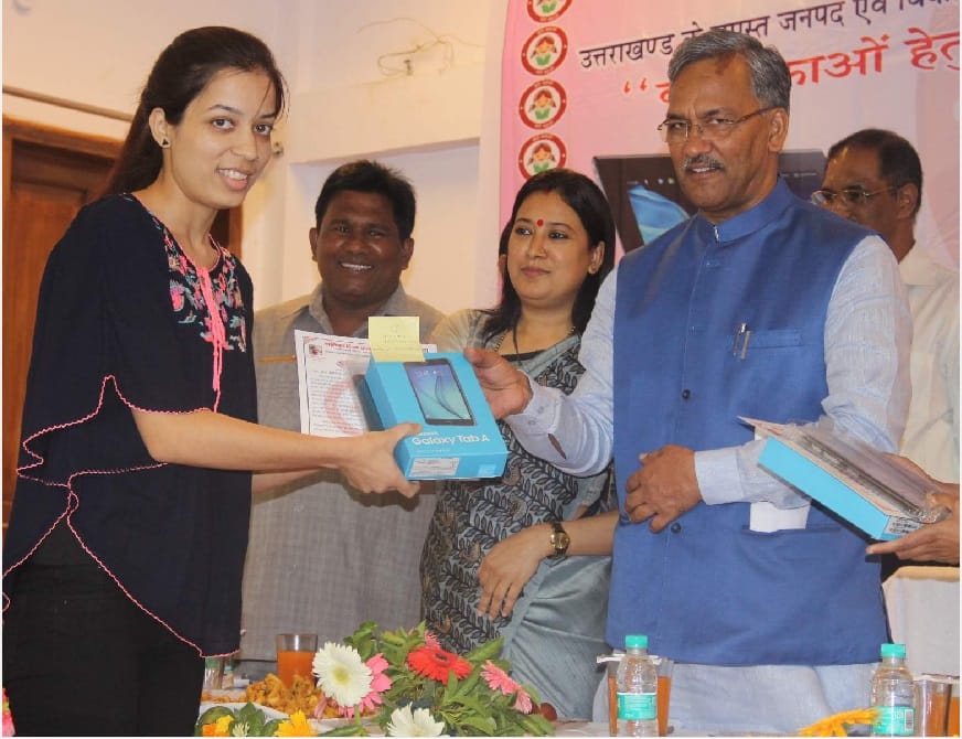 Cm trivendra singh rawat distribute tablet to brilliant students