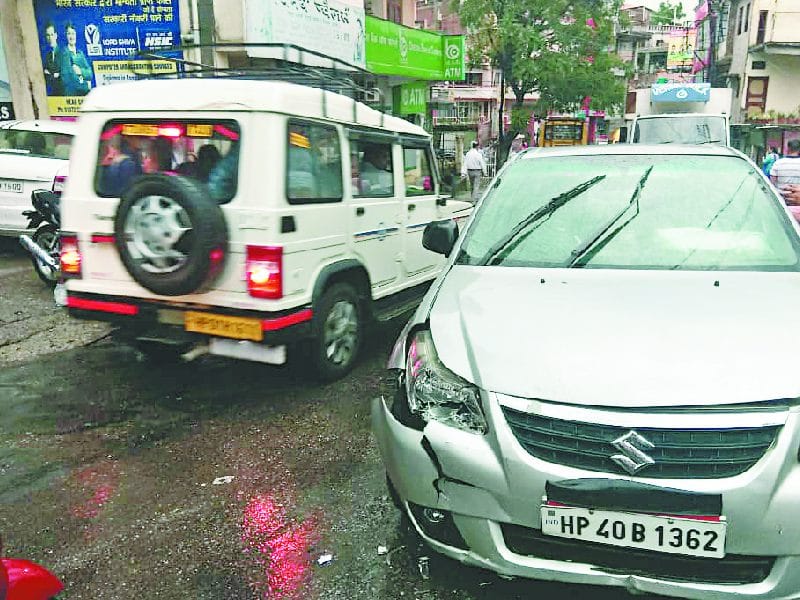 तेज रफ्तार कार ने जज की गाड़ी को मारी टक्कर