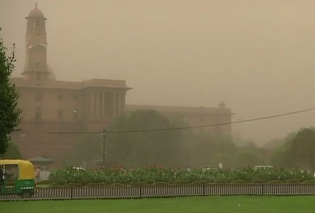 delhi ncr witnesses sudden change of weather as dust storm lashes parts of the city