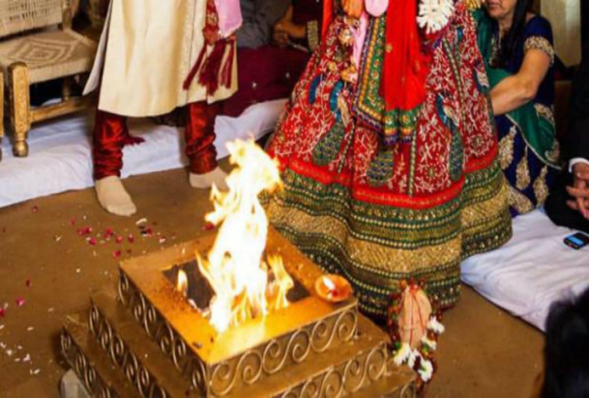 One sided lover puts sindoor in brides head at wedding ceremony