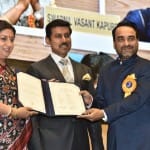 अवॉर्ड लेते हुए पंकज त्रिपाठी