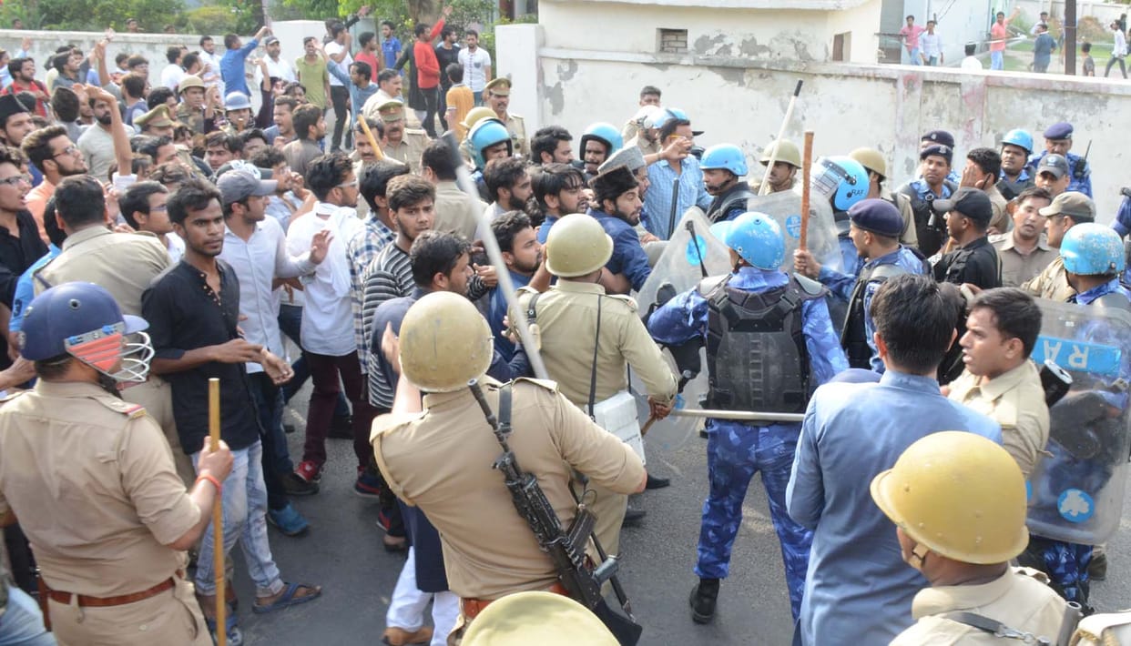Jinnah disputed violent, several people injured in collision stone and lathi charge in AMU