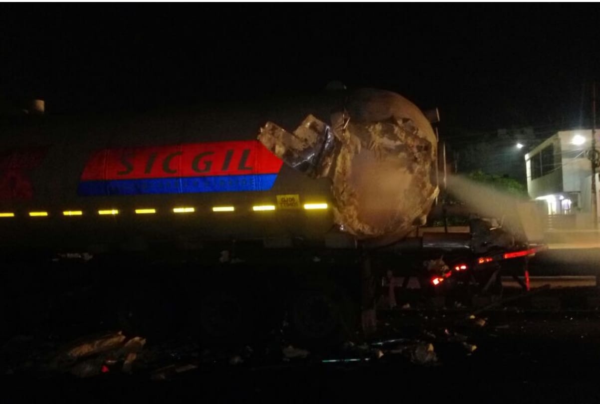 truck hit the gas tanker in faizabad road