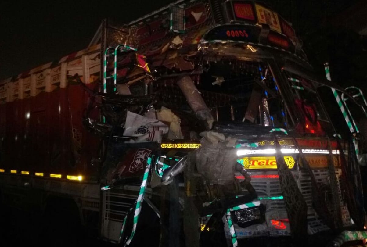 truck hit the gas tanker in faizabad road