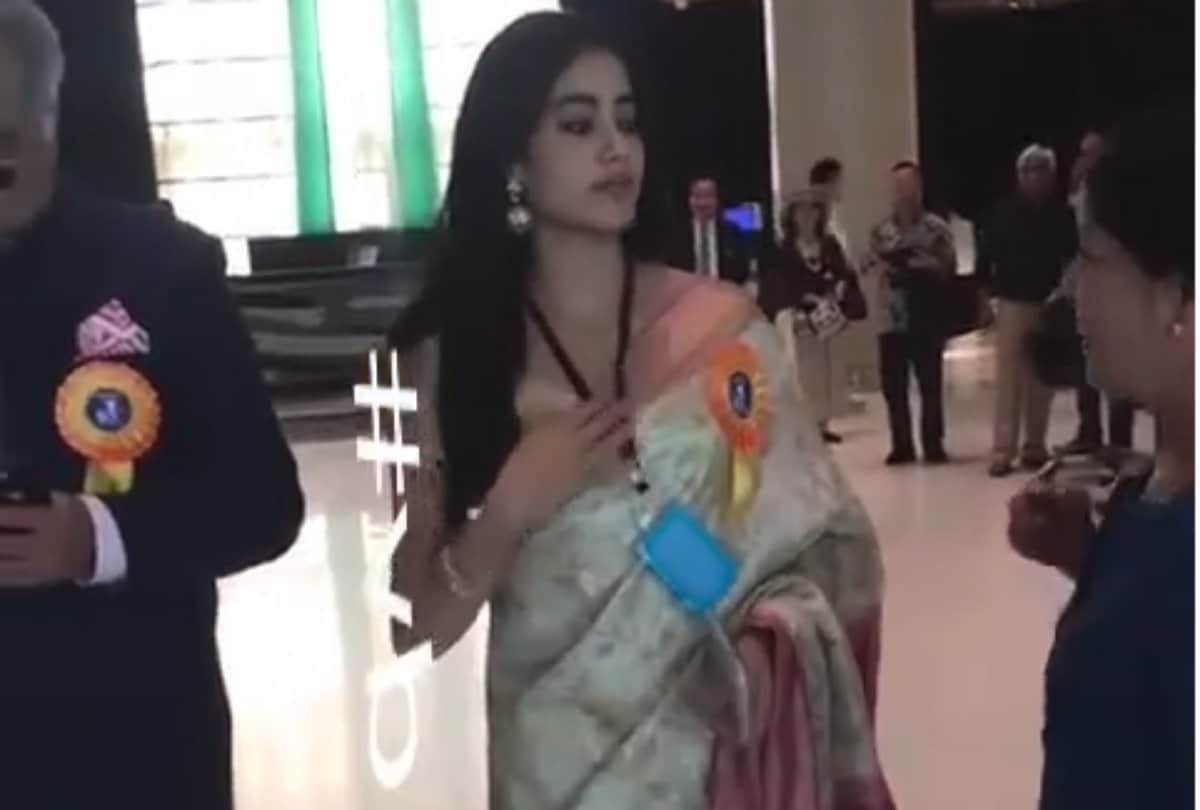 janhvi kapoor spotted at restro in bandra