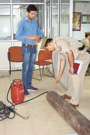 Give 600 rupees and take home oxygen cylinder
