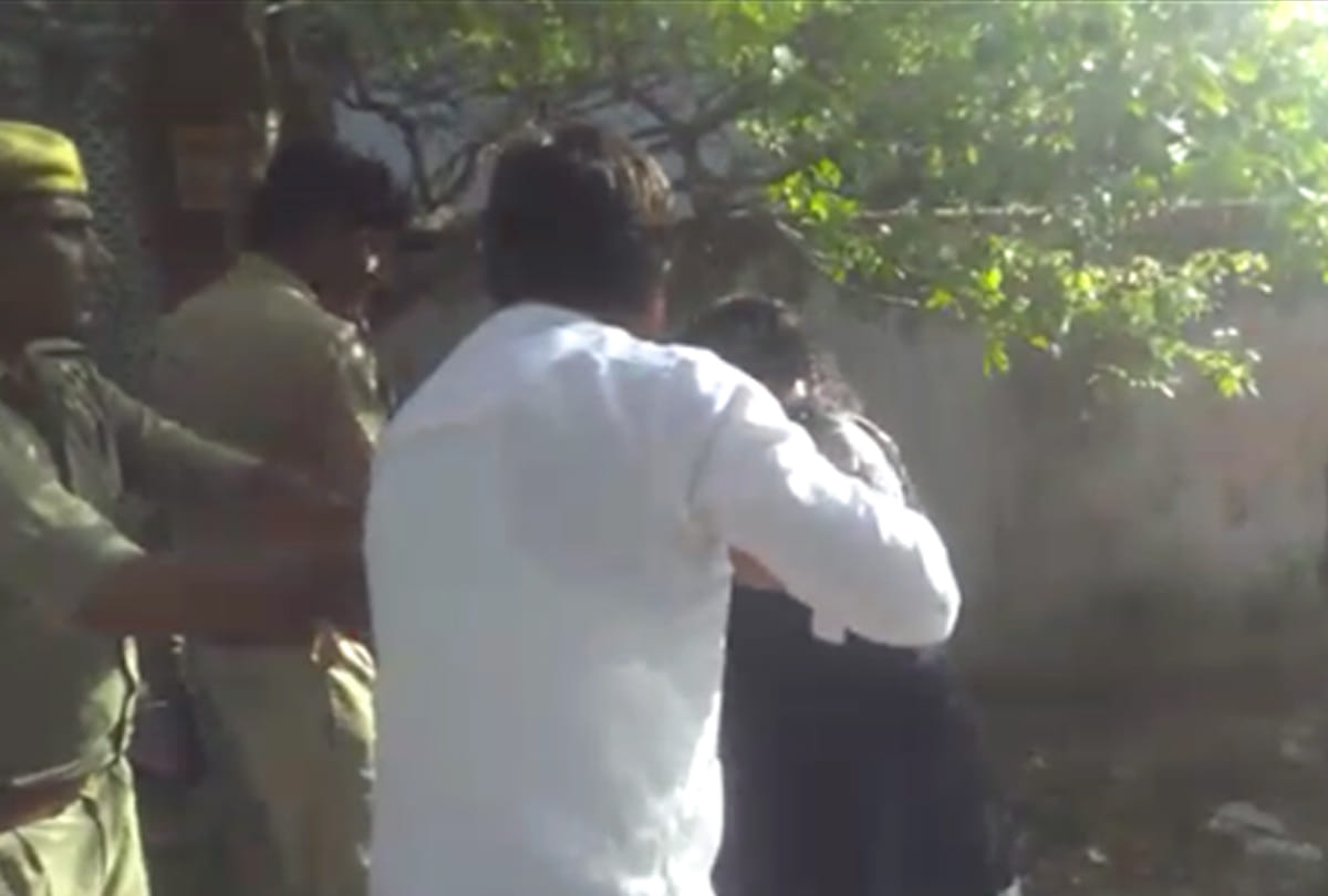 Female employee accused fellow employee of molestation