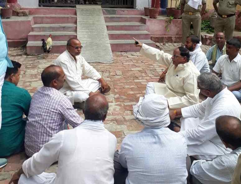 Former bjp mla start protest against UP police action at ballia
