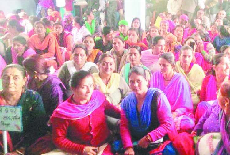 सीमेंट कारखाना के विरोध में डीसी को दिखाई तख्तियां