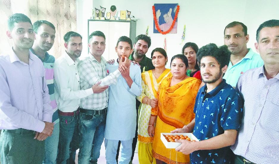किसान मां बाप पढ़ाई नहीं कर पाए, लेकिन होनहार बेटे ने चमकाया नाम