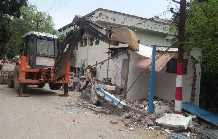 प्रशासन ने जेसीबी से ध्वस्त किया अतिक्रमण