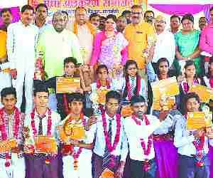 Toppers given away prizes