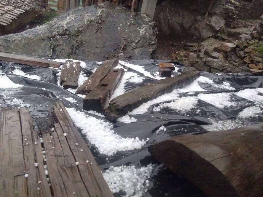 Snowfall in Badrinath and hemkund sahib during chardham yatra 2018