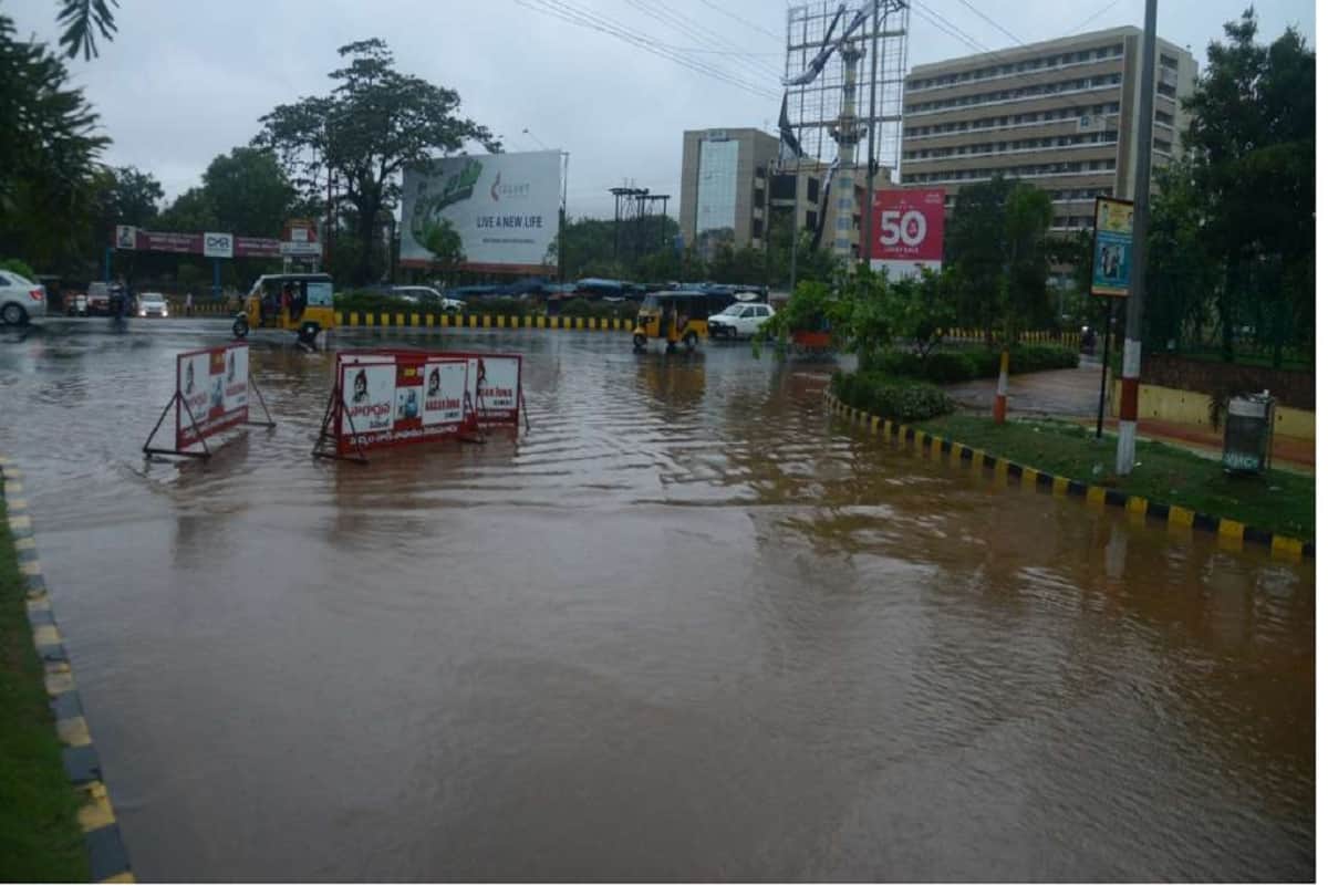 Heavy Rain in Hyderabad-Telangana, many roads logged by water