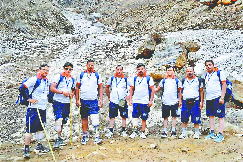 Disabled pilgrims go to kedarnath with artificial leg