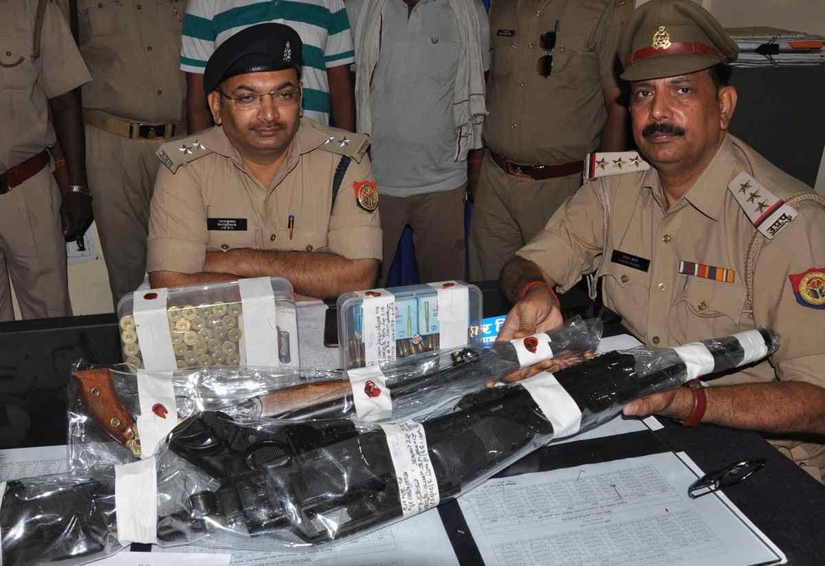 Retired army personnel arrest with two rifle at mau