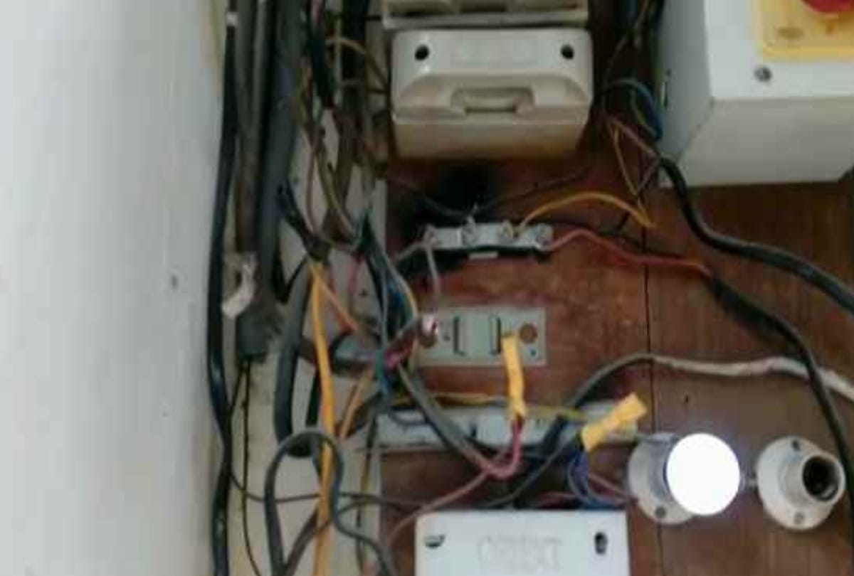 electricity corporation caught power stealing at lucknow gyanodaya degree College
