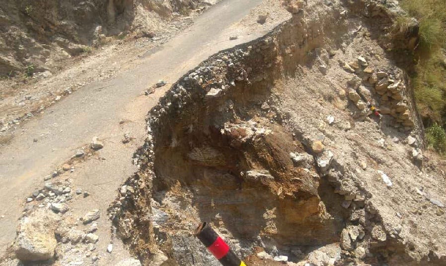 भयूं-गडेरा सड़क दे रही दुर्घटना को दावत