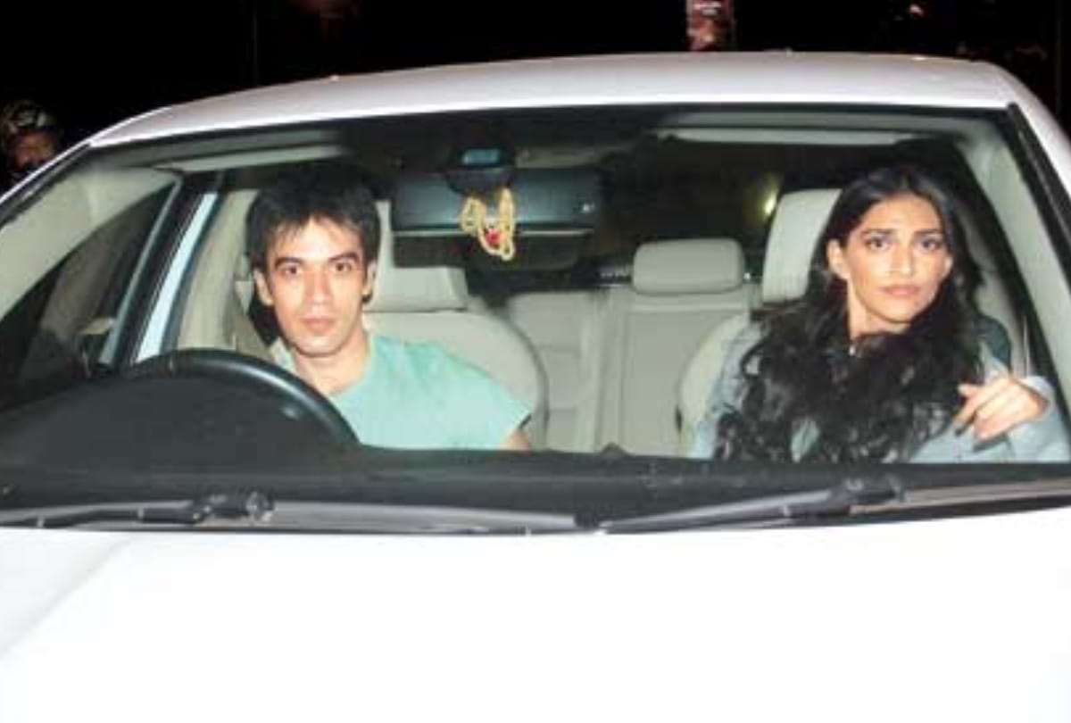 sonam kapoor was in relationship with three people before anand ahuja delhi-ncr