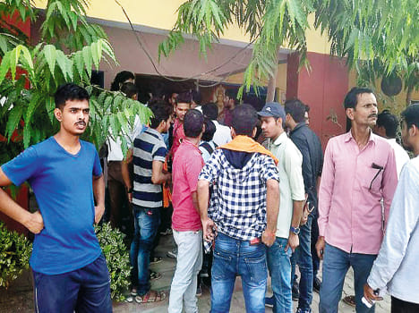 कालेज के गेट पर हंगामा करते परीक्षार्थी।