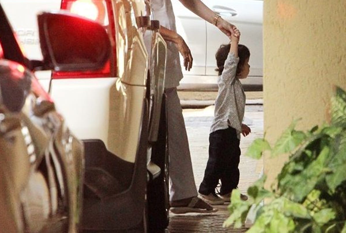 latest picture of Kareena Kapoor Khan son Taimur ali at babita kapoor house