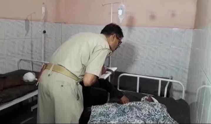 mother and his son thrown from train after robbery admit in varanasi hospital
