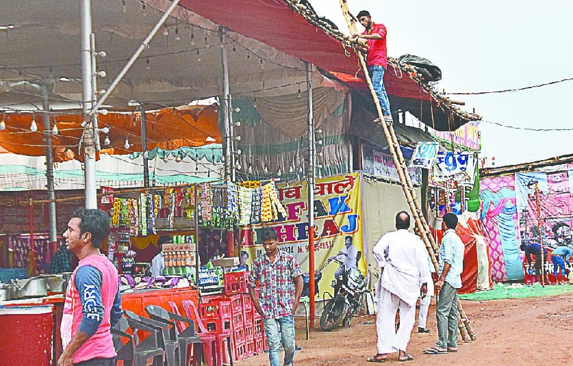 aandhi ne udaai mele ki raunak
