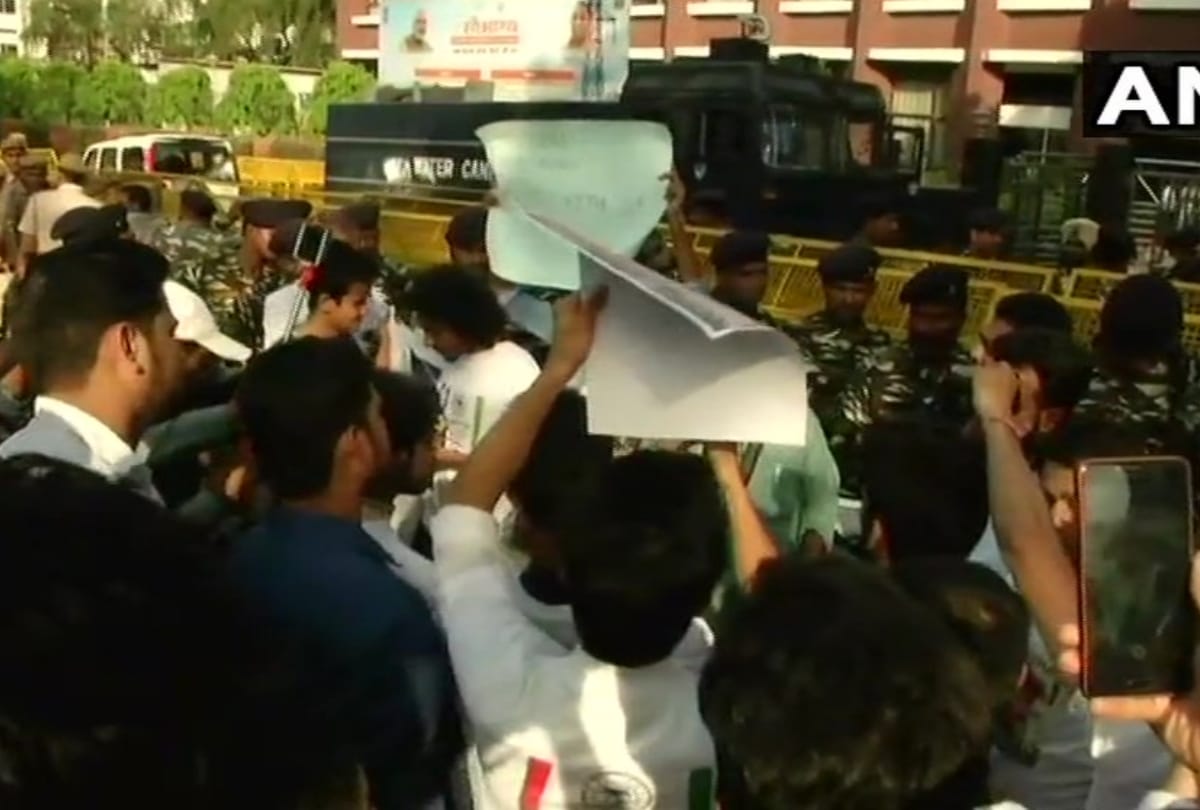 Protest held outside Uttar Pradesh Bhavan in Delhi against clashes at AMU over Jinnah's portrait
