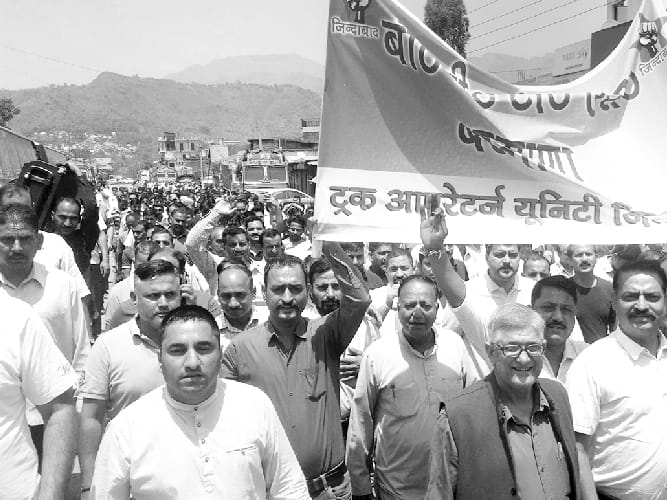 बरमाणा में चौथे दिन भी थमे रहे हजारों ट्रकों के पहिये