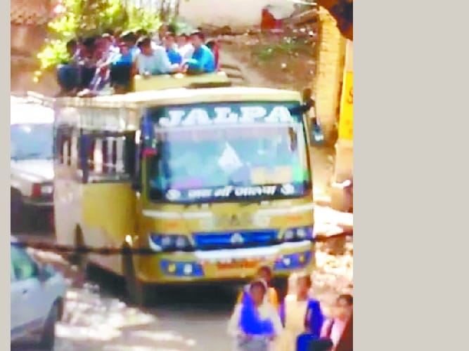 जान जोखिम में डाल बसों की छत पर सफर कर रहे नौनिहाल