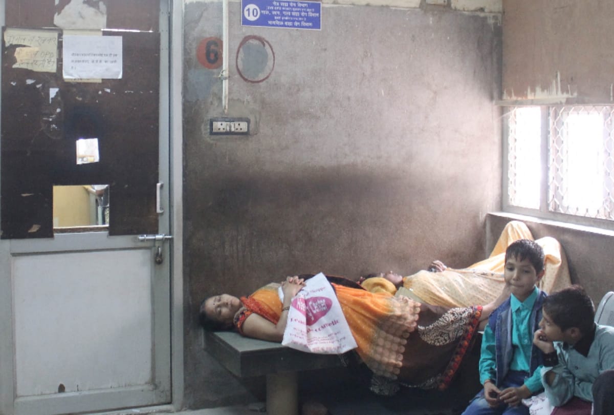 esi hospital noida staff busy in selfie and strike patients roam here and there for treatment