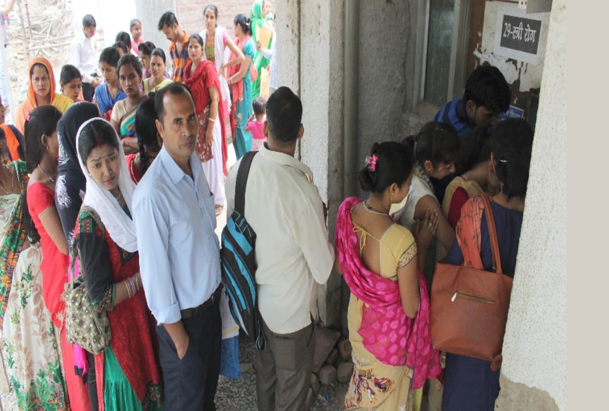 esi hospital noida staff busy in selfie and strike patients roam here and there for treatment
