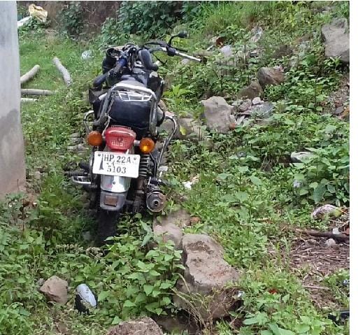 द्वारडू के समीप खाई में गिरी बाइक, सवार की मौत