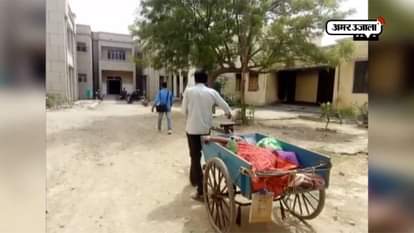 Husband carries wife on cart in absence of ambulance in kannauj
