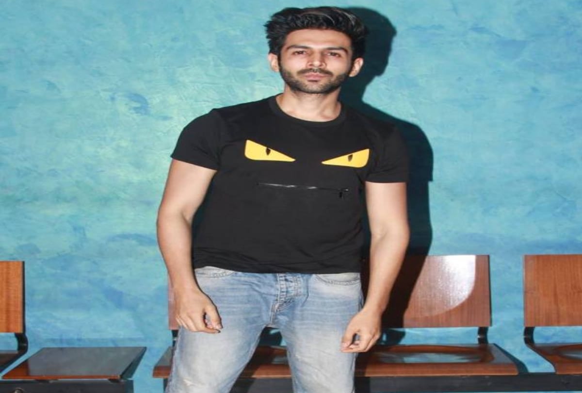 Bollywood Celebs At Amitabh Bachchan And Rishi Kapoor Starrer Film 102 Not Out Screening