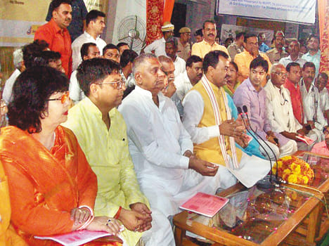 पतारा के छांजा गांव में डिप्टी सीएम ने रात्रि चौपाल लगाकर ग्रामीणों की समस्याएं सुनीं। 