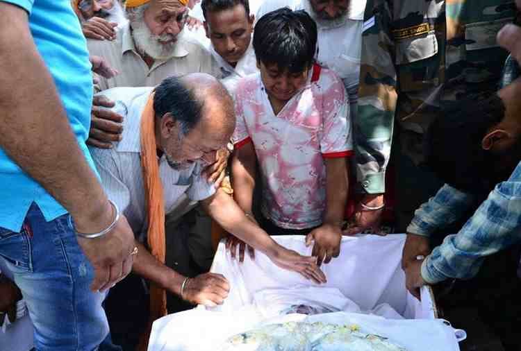indian army soldier rajinder singh died on indo china border, funeral at paternal village