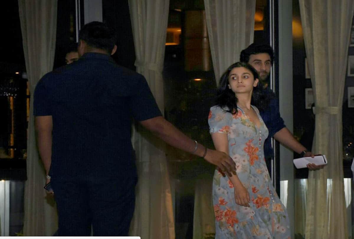 Ranbir Kapoor and Alia Bhatt go on a dinner date see pictures
