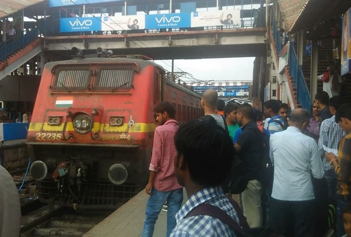 sampoorna kranti express going to patna from delhi stopped just before departure because of problem