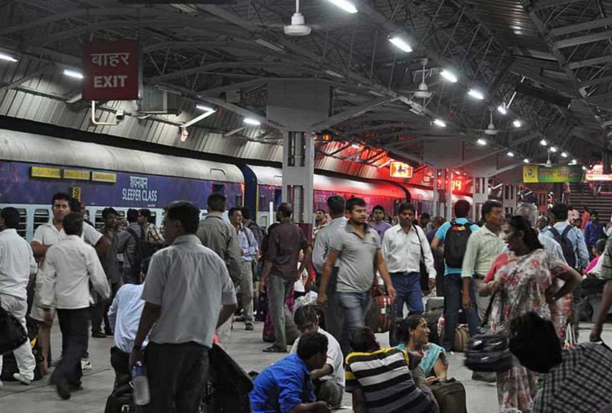 sampoorna kranti express going to patna from delhi stopped just before departure because of problem