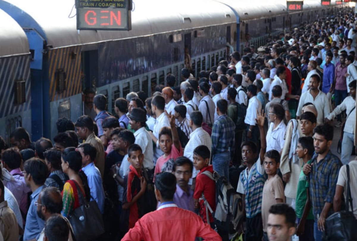 sampoorna kranti express going to patna from delhi stopped just before departure because of problem