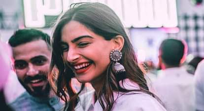 SONAM KAPOOR AND ANAND AHUJA LOVE STORY