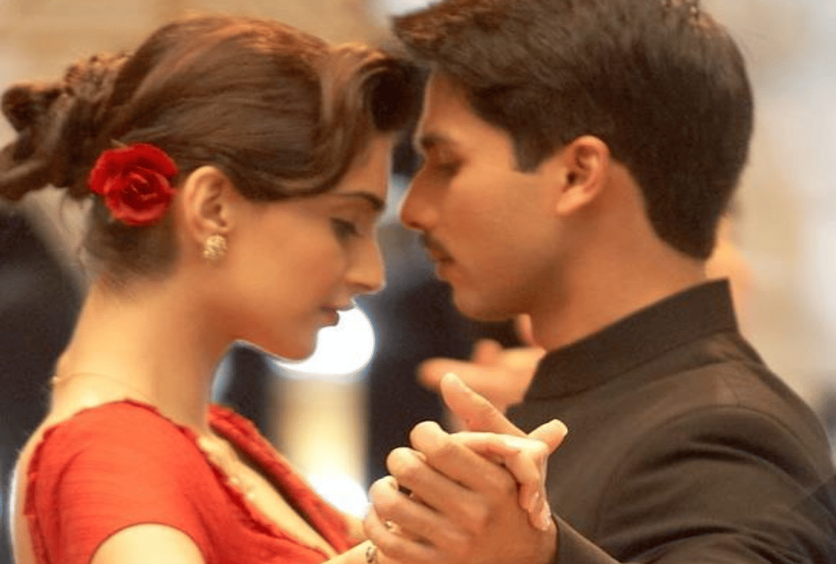 best romantic scene of Sonam Kapoor in film on her wedding