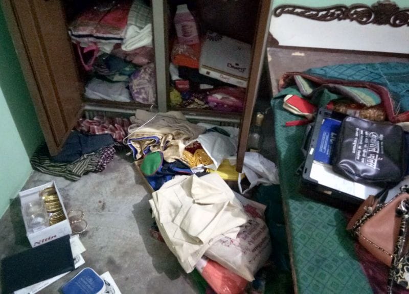 प्रधान के घर से दिनदहाड़े लाखों की चोरी