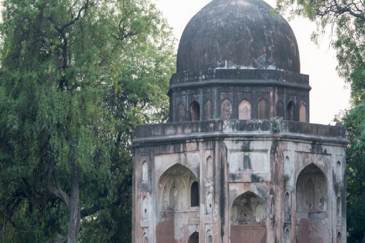 delhi: tomb was converted in temple and was colored in saffron color 
